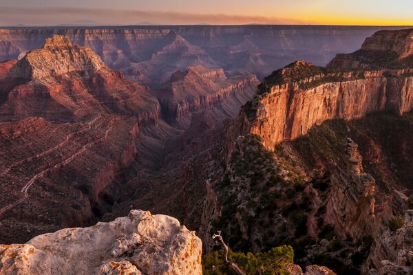 Vista desde arriba del cañón del atardecer