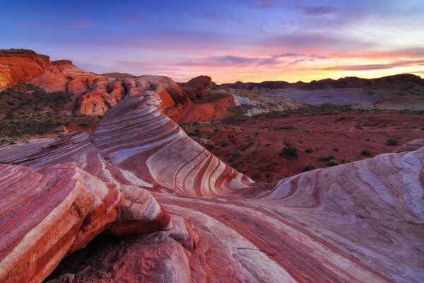 Rocas multicolores en el fondo de la puesta de sol