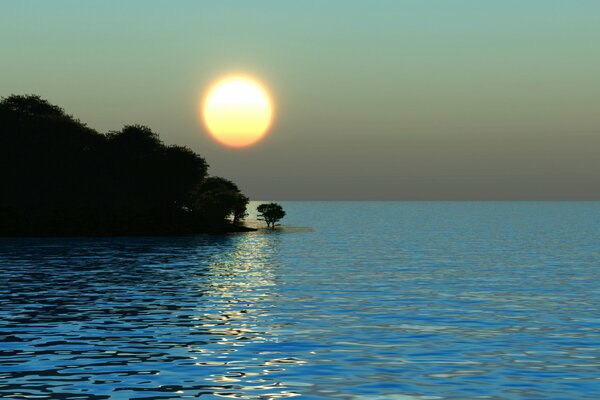 Sole al tramonto nel mare blu