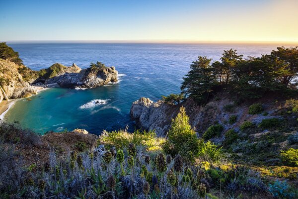 El océano azul en la bahía de California