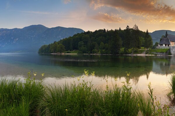 Landschaft des Bergsees bei Sonnenaufgang