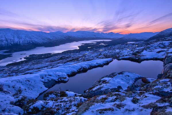 Lagos de montaña al amanecer, Noruega
