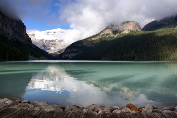 Ein Gletschersee, der von majestätischen Rocky Mountains umgeben ist