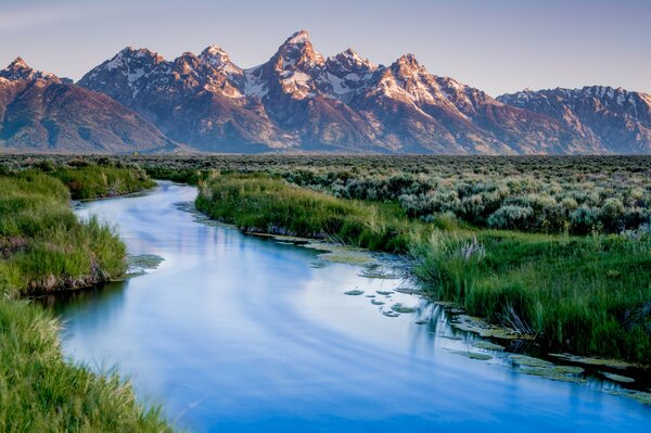 Schöne Natur, blauer Fluss und Berge