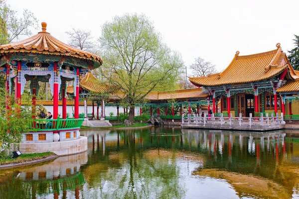 Lauben im Zürich-Stil im chinesischen Garten in der Schweiz am Baumteich