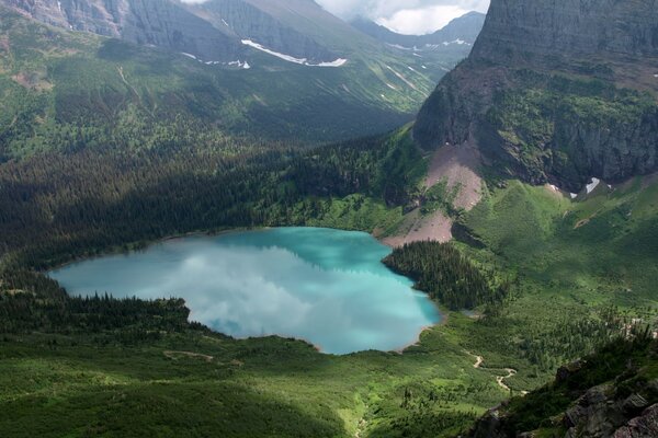 Der azurblaue See ist weit weg von den Menschen