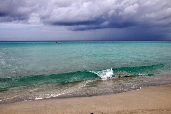 La vague cloue le rivage