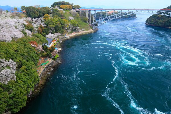 Puente de la bahía en Japón y la costa del río