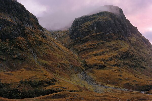 Pente des hautes montagnes, nuages