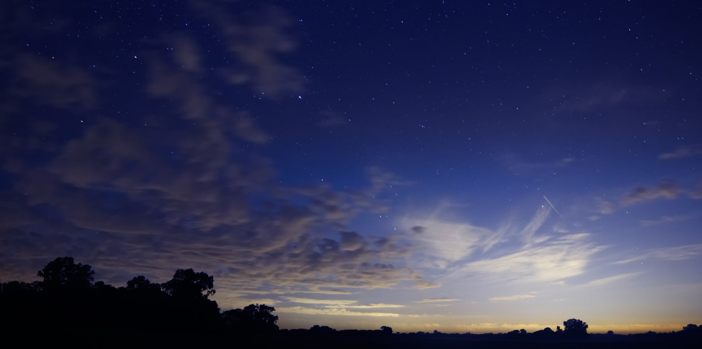 stelle meteore leonidi cielo nuvole argentina