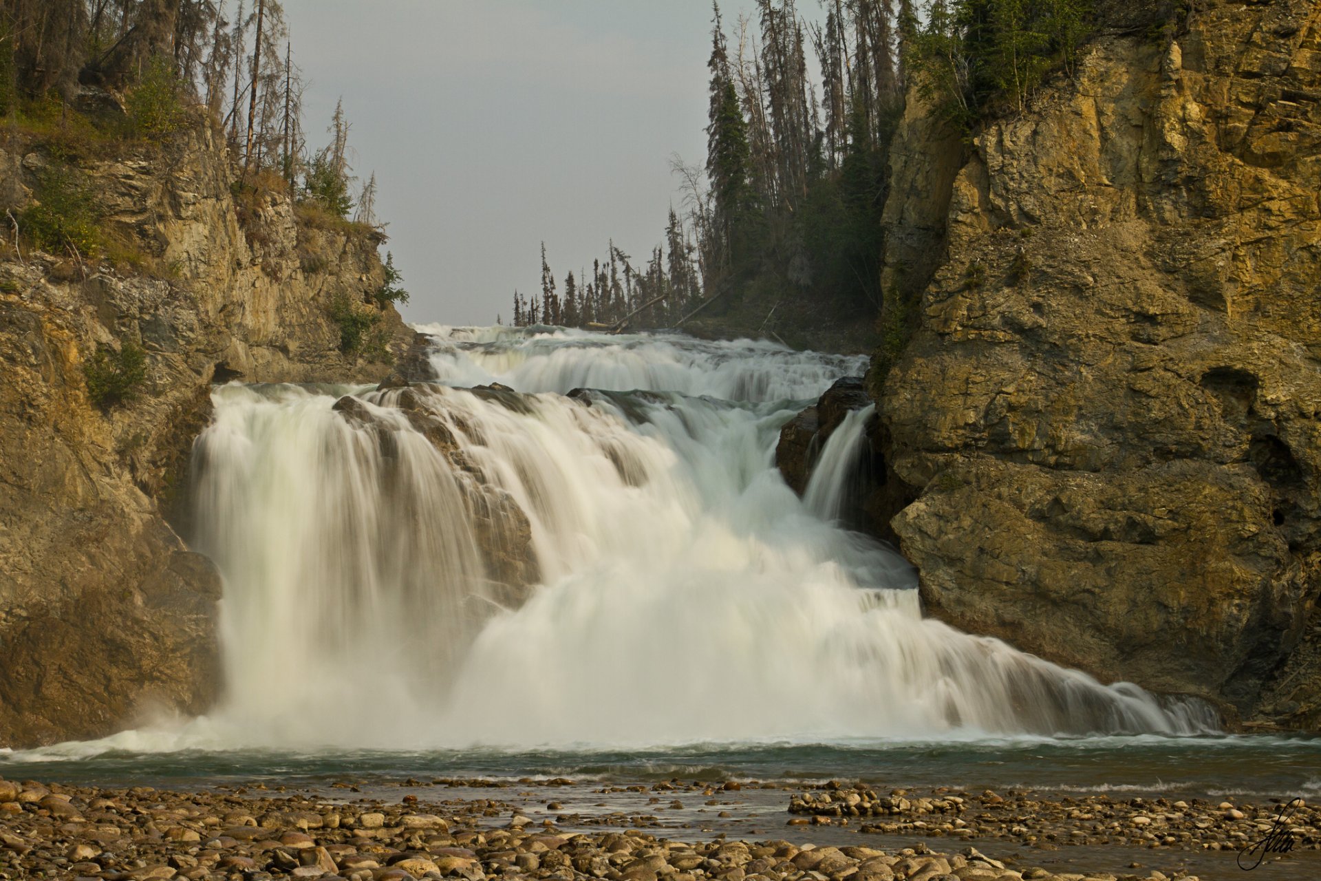 smith river falls fort halkett parco provinciale british columbia canada cascata flusso rocce