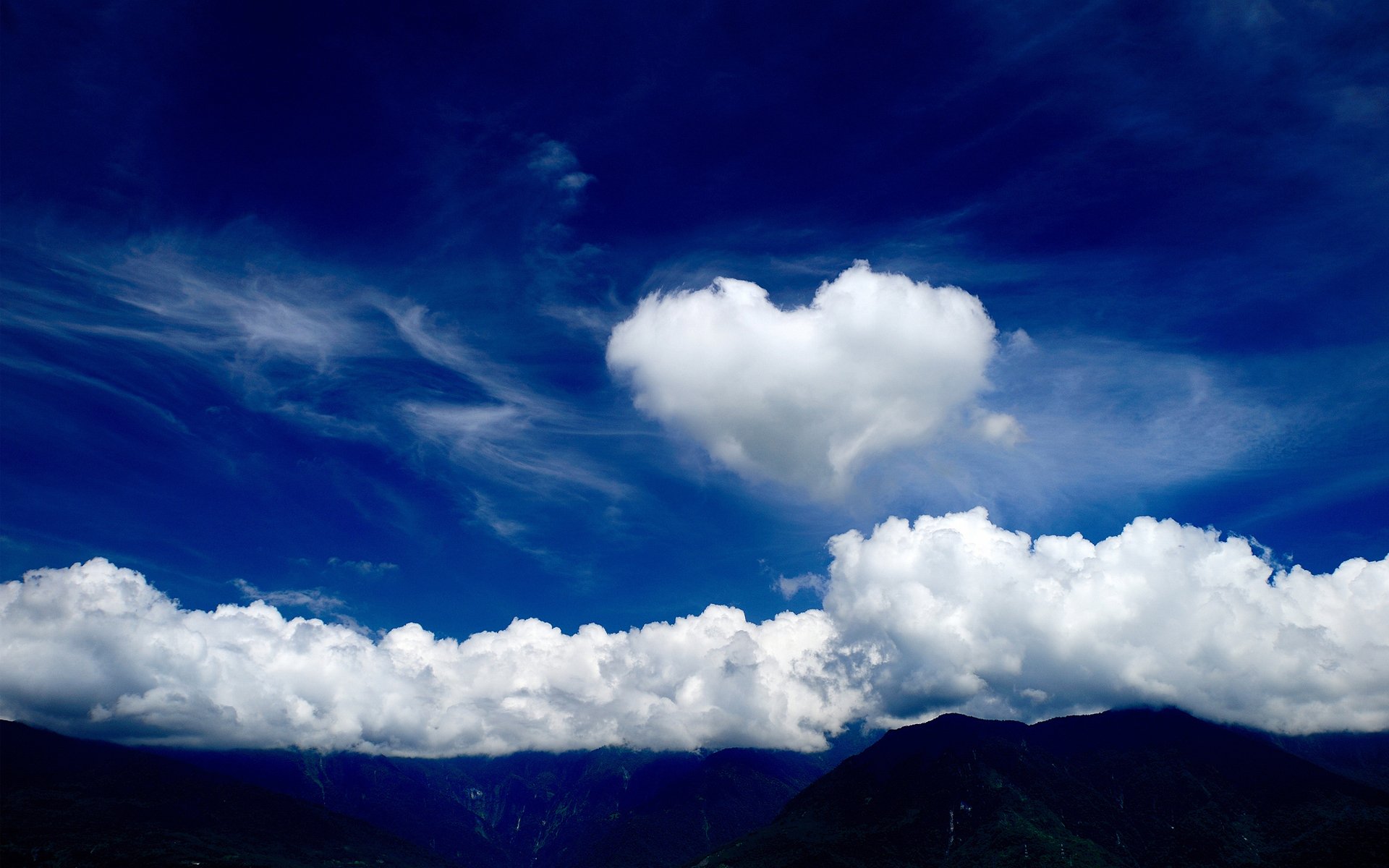 nuages nuage ciel coeur coeur montagnes sommets