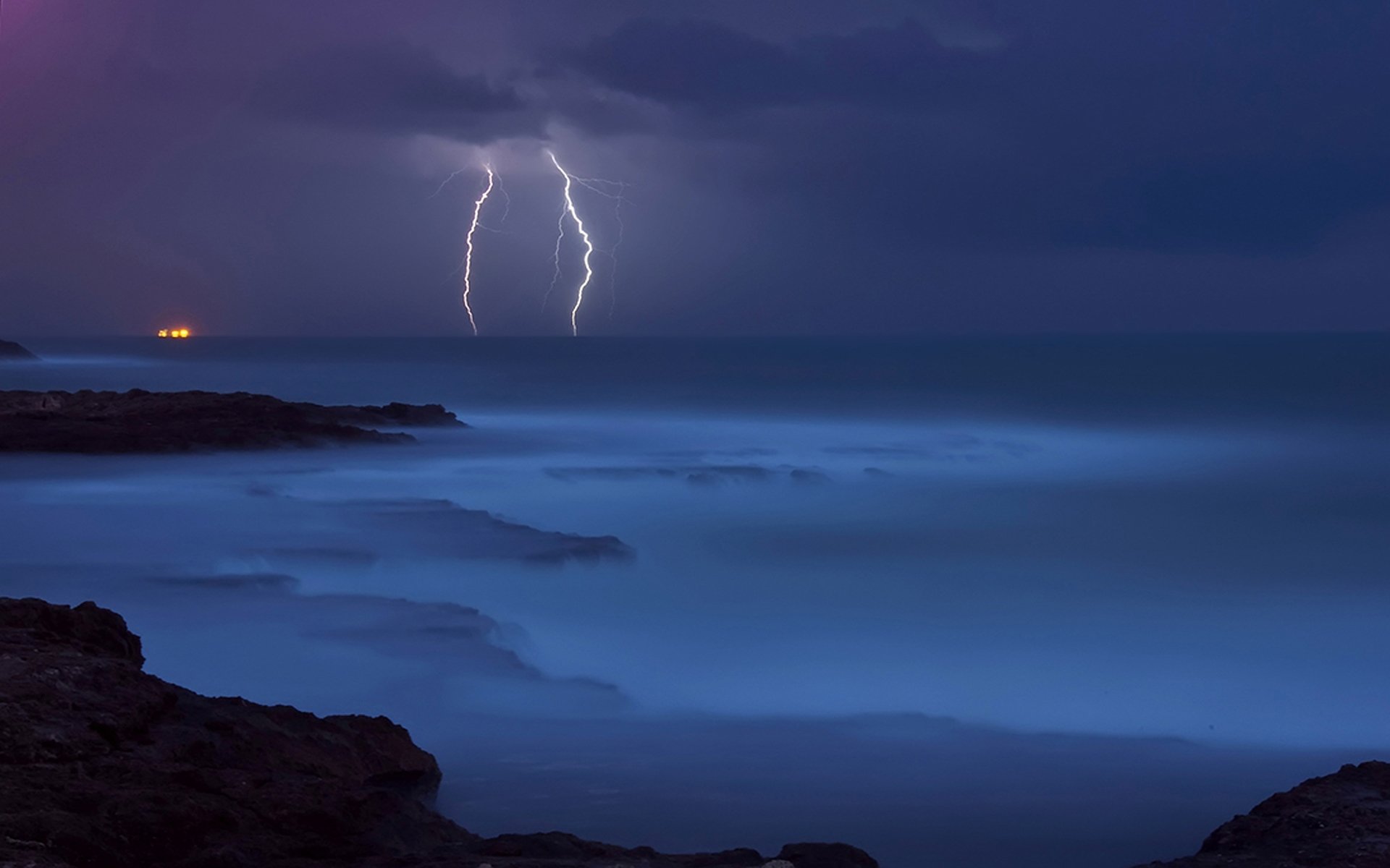 mer orage foudre élément eau bleu pierres rivage