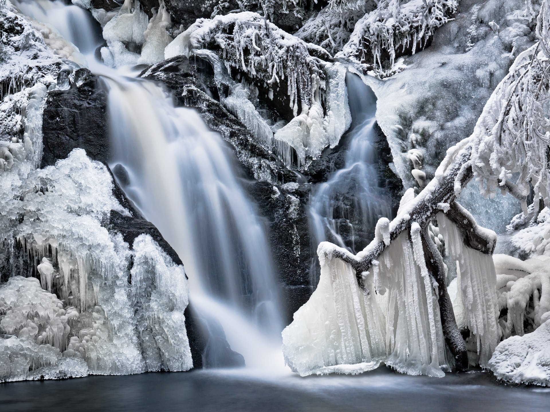 naturaleza invierno nieve carámbanos témpanos de hielo escarcha cascada agua árboles rocas congelado