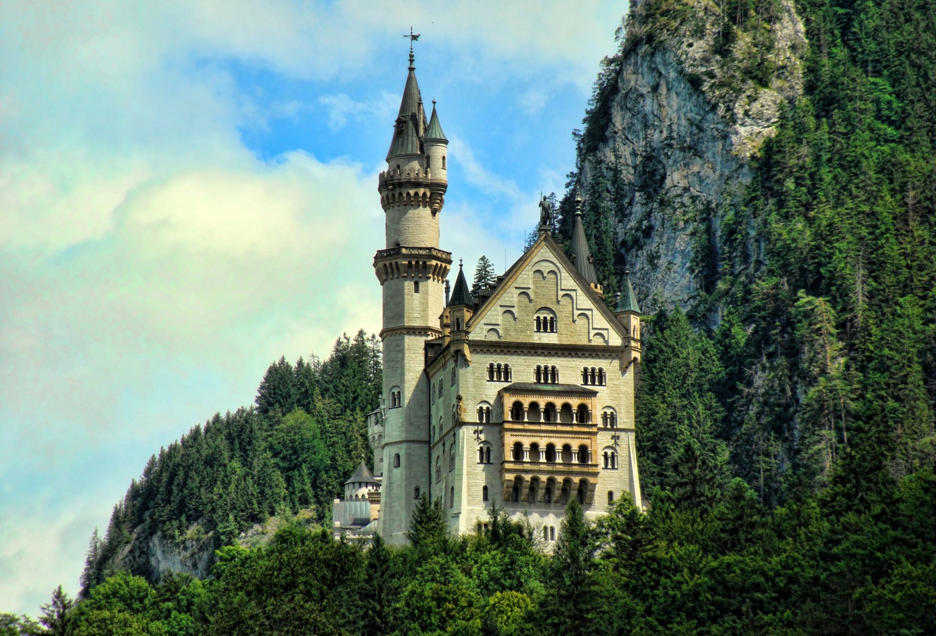 berge felsen wald bäume grün haus schloss turm