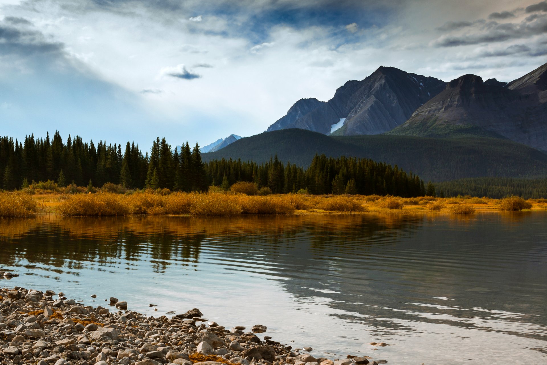 canada alberta autunno montagne foresta alberi lago blu cielo nuvole blu