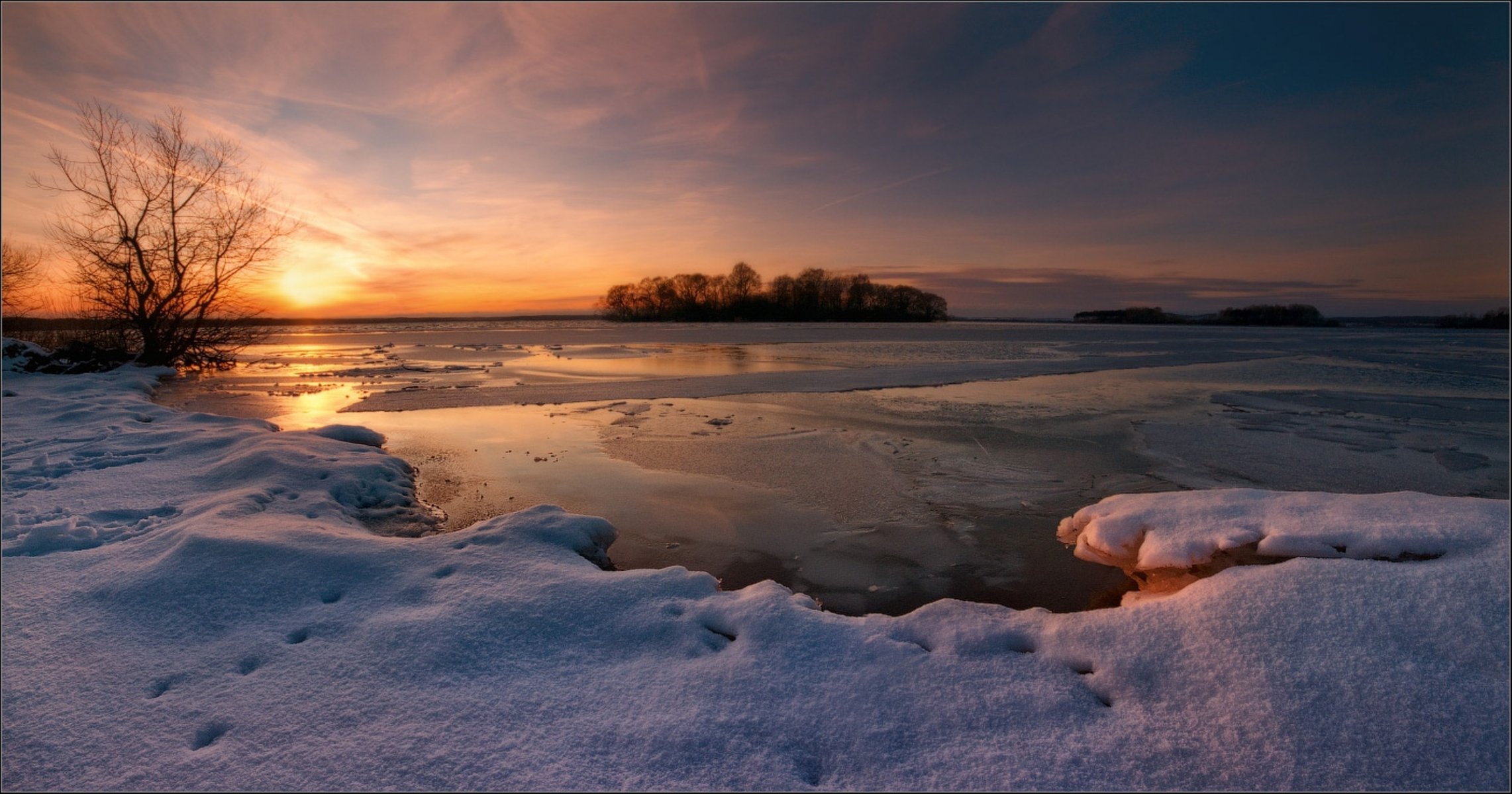 invierno nieve lago tarde puesta de sol