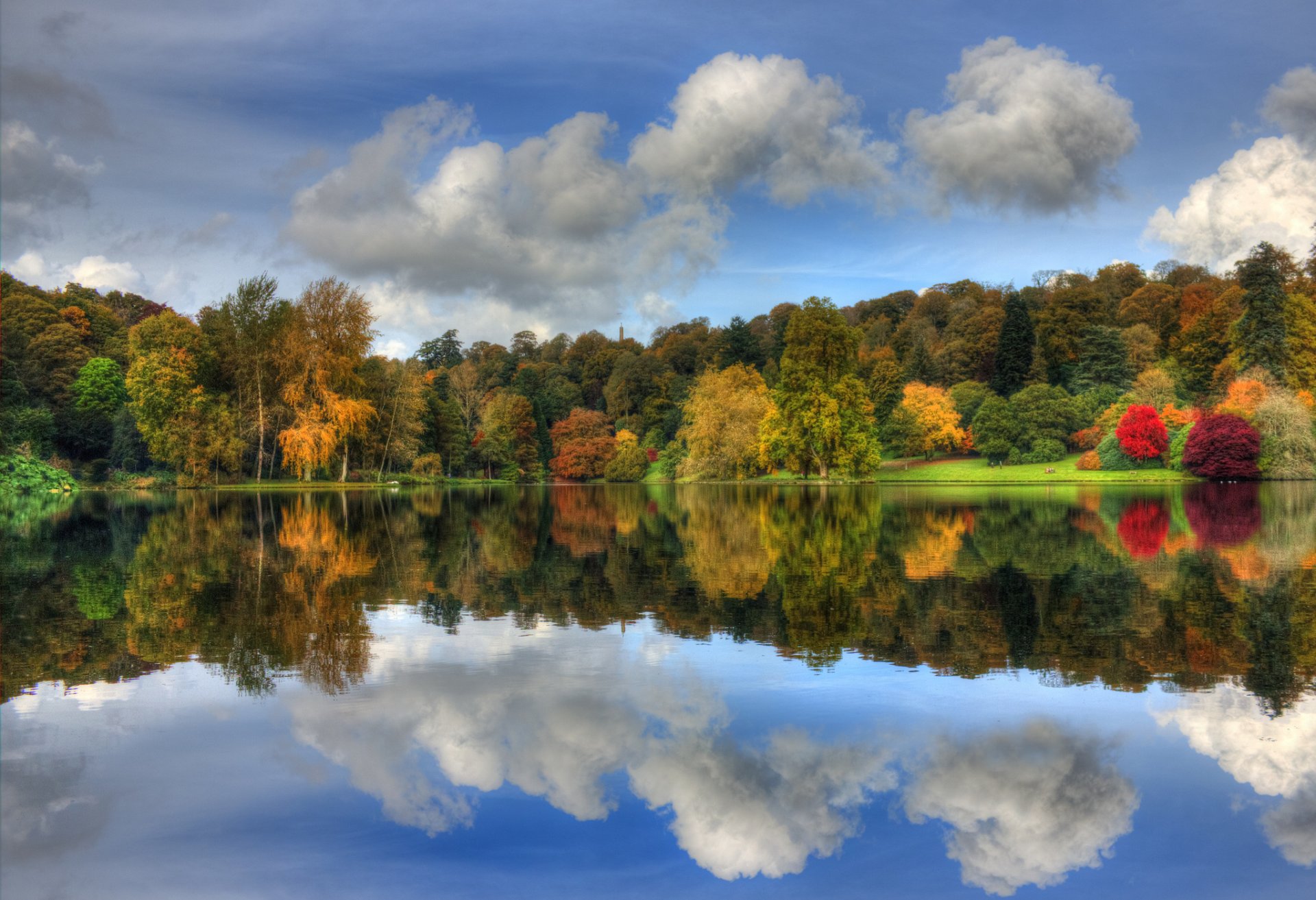 herbst park bäume bunt laub himmel wolken see reflexion