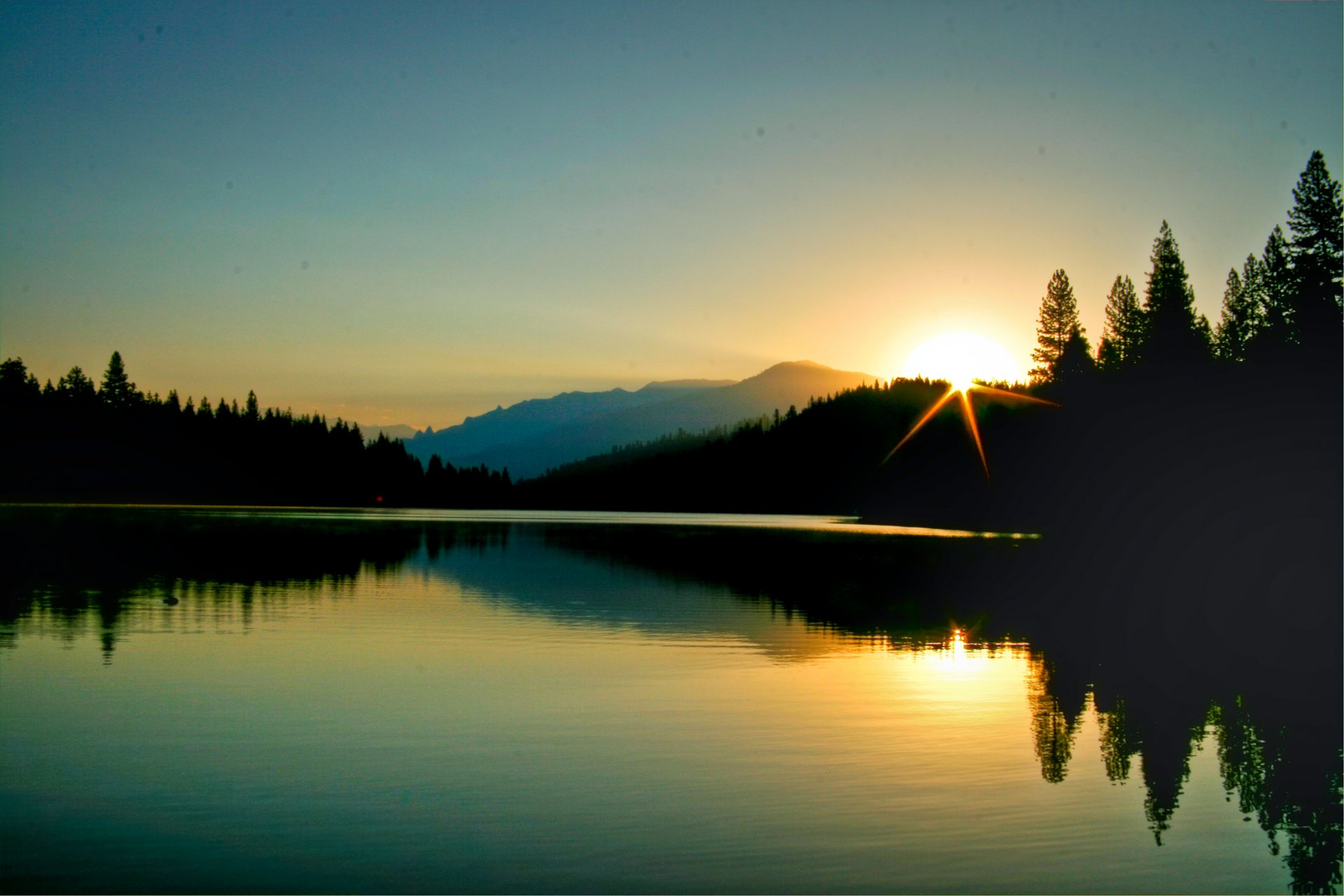 mattina alba lago di montagna foresta riflessione natura mattina nel lago yuma