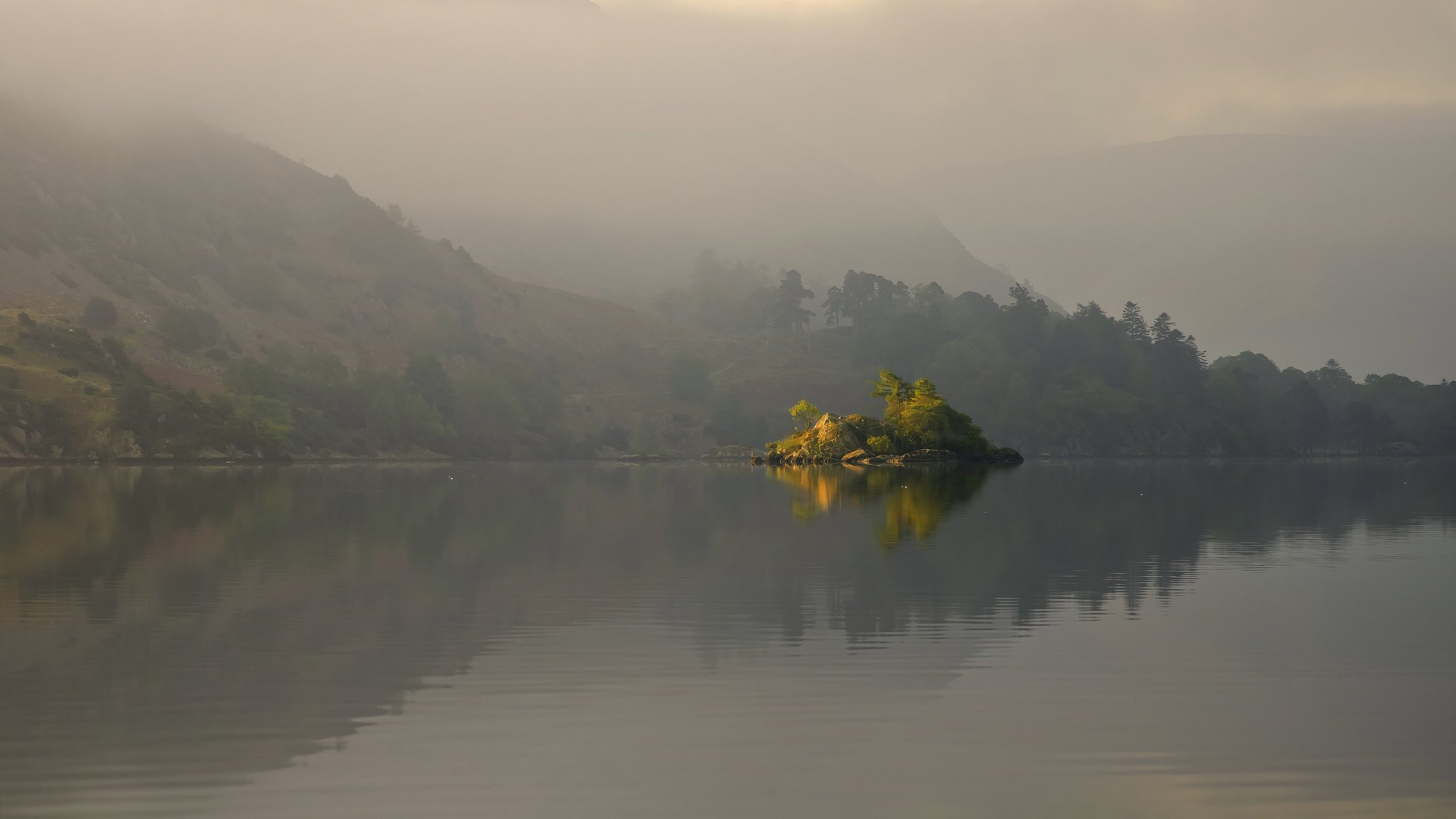 see oberfläche insel bäume reflexion hügel nebel