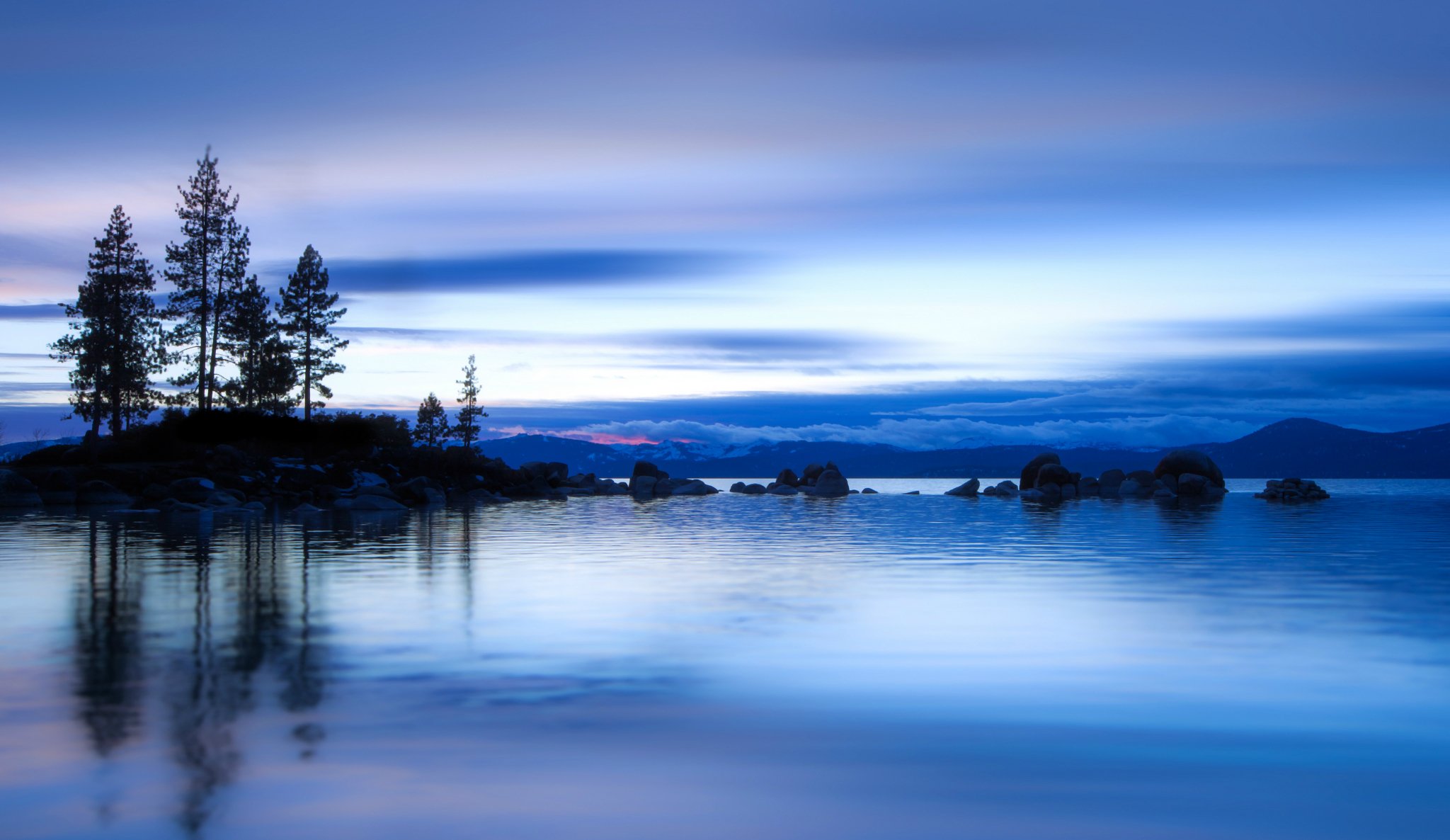 stati uniti lago acqua superficie liscia riflessione sera riva alberi cielo nuvole blu