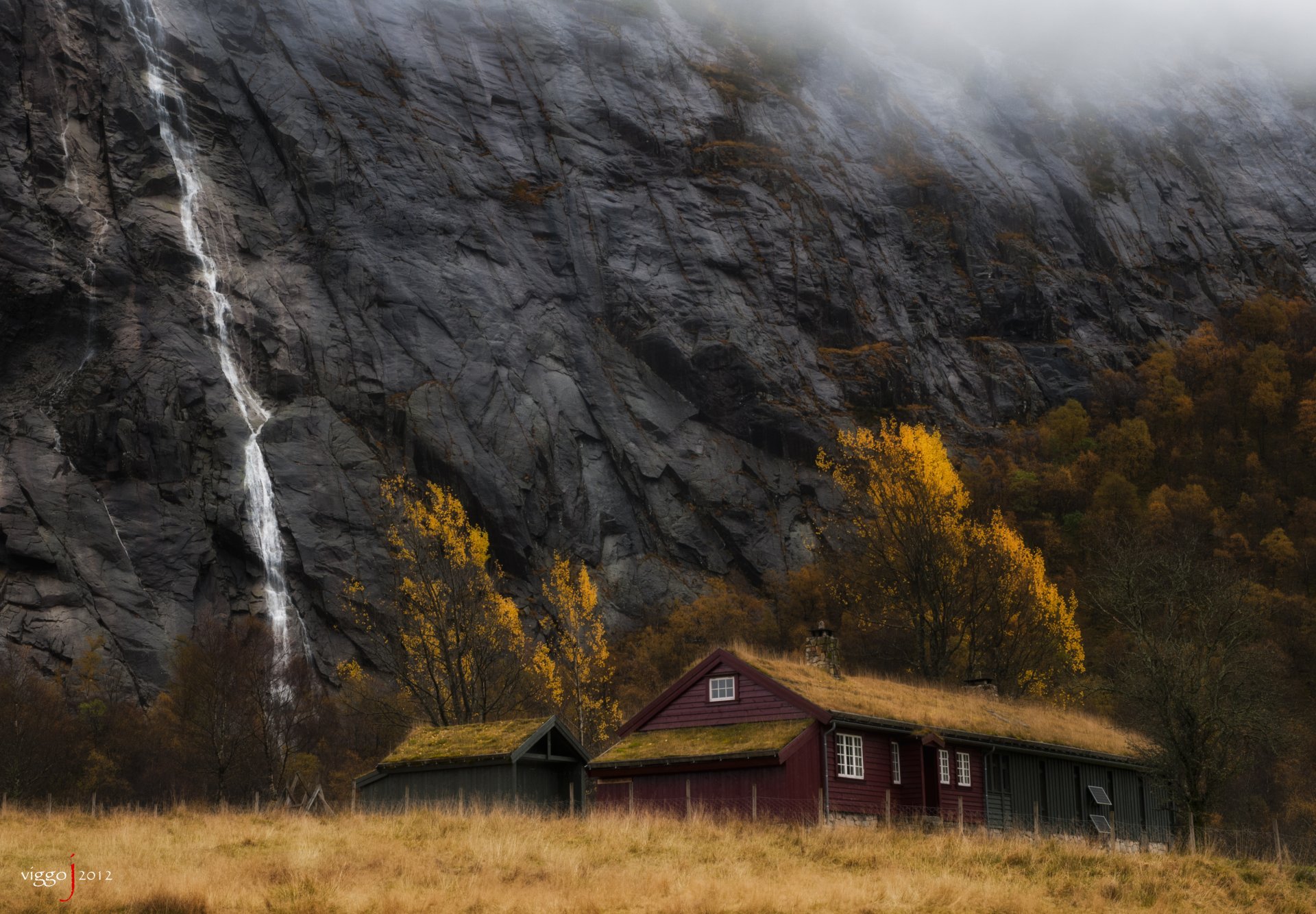 noruega stavanger rugaland montañas cascada otoño casa viggo johansen foto