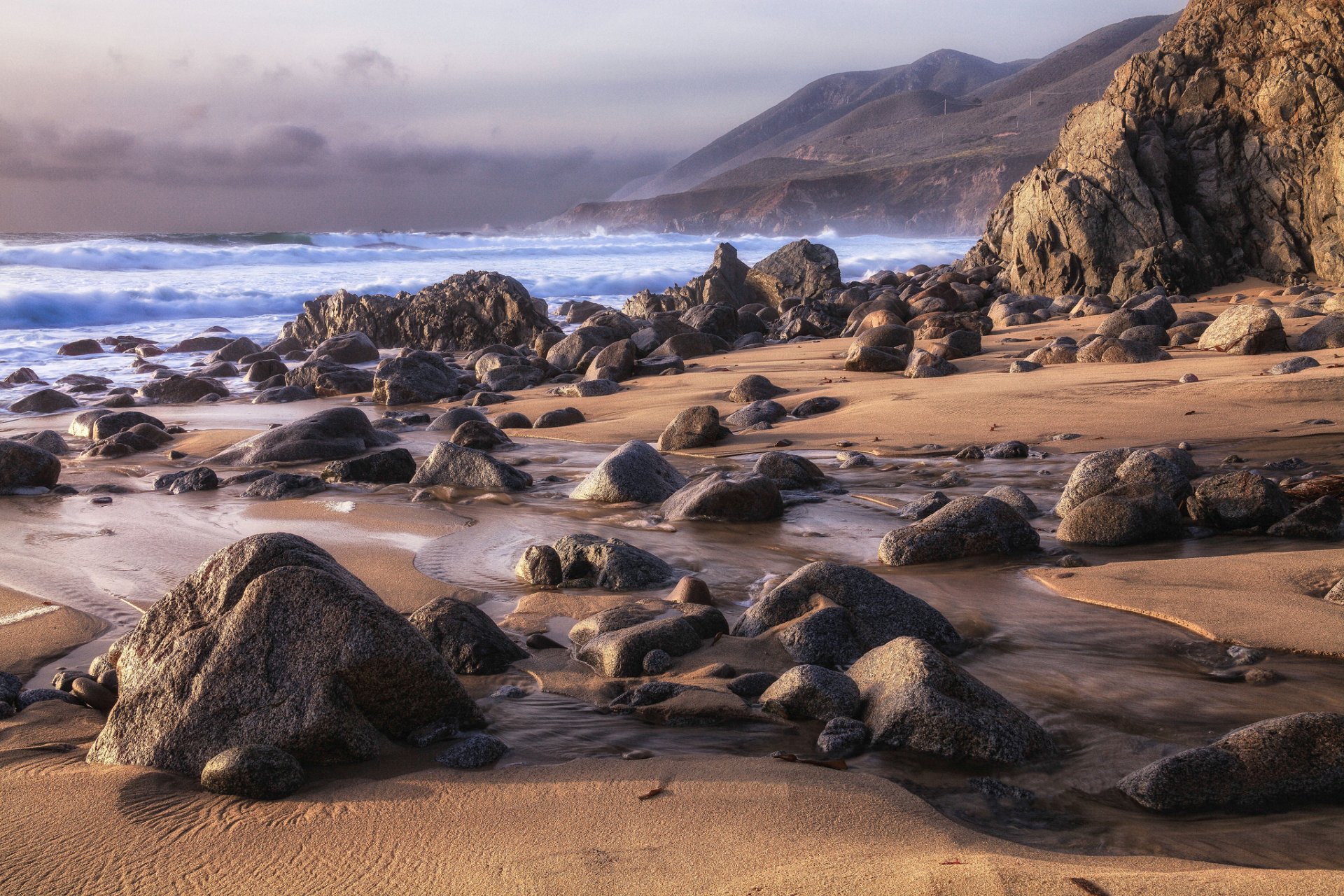 spiaggia sabbia rocce costa rocce onde mare cielo