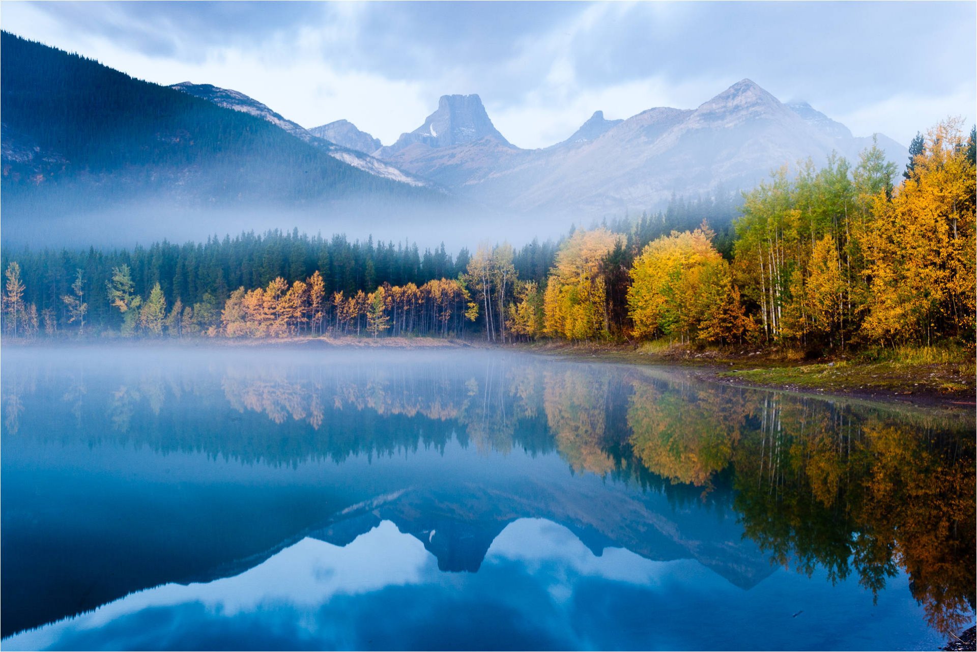 lago de montaña otoño bosque picos superficie reflexión naturaleza