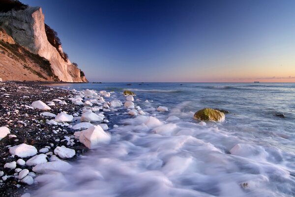 Pierres blanches sur le rivage