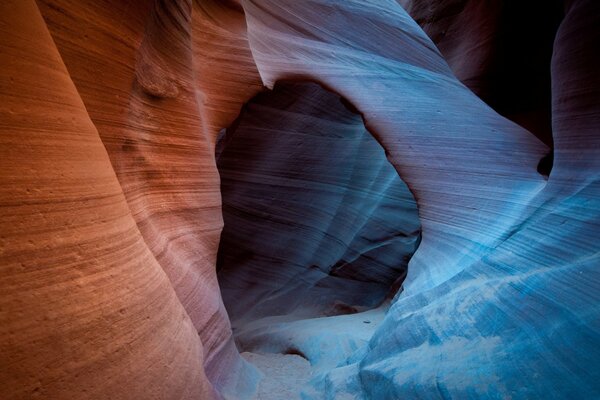 Texture canyon, natural cave