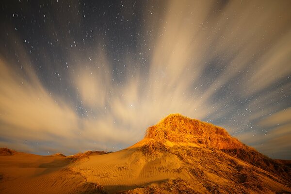 Le nuvole si precipitano sulle dune, nascondendo le stelle