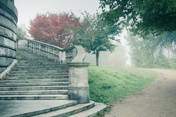 Die Treppe ist im Nebel. Neblige Straße