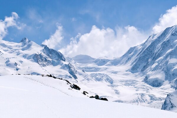 Montagnes enneigées sur fond de ciel bleu