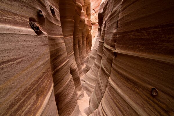 Canyon dans les rochers avec une texture rayée