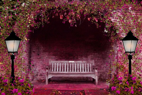 En el Jardín de primavera, entre las flores, un arco con un banco