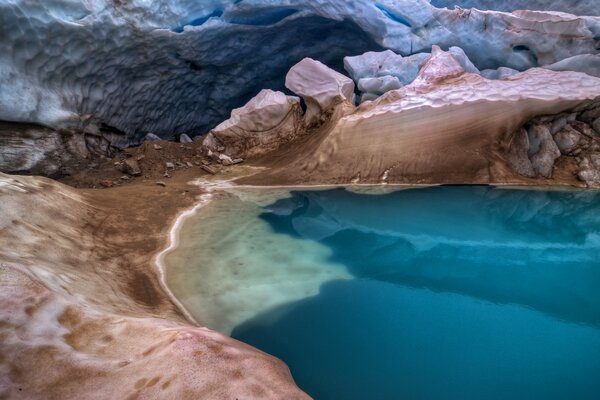 Ein See in den Höhlen in Kanada