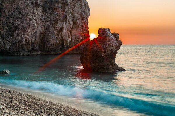 Blow the sun through the rocks