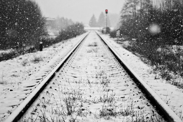 Rieles en la nieve en invierno profundo