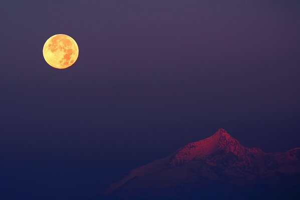 Luna in Italia sulle Alpi