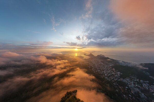 Sonnenaufgang über dem bewölkten Rio de Janeiro