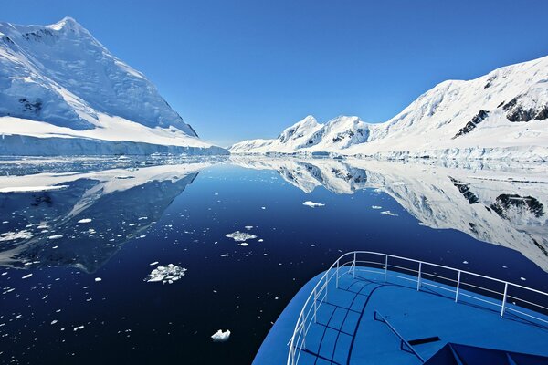 A boat trip on the icy will