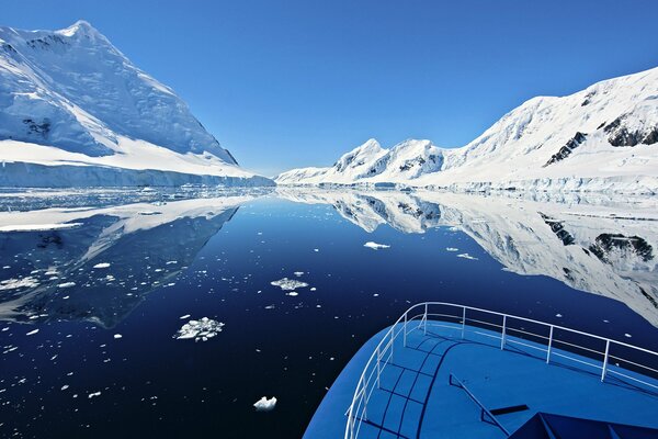 Viaje en barco a través de la voluntad de hielo
