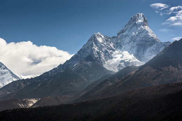Ośnieżone góry i chmury w Himalajach