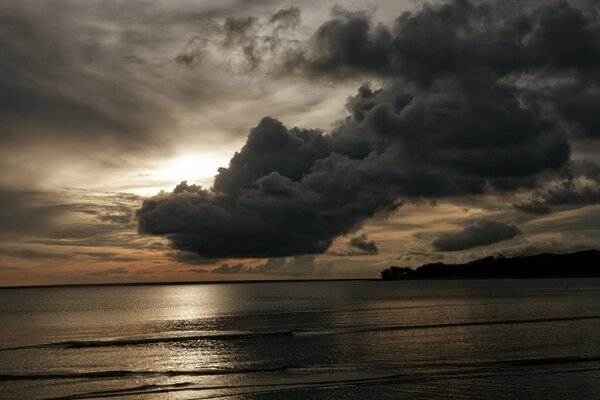 Abendfoto des Meeres mit dunklen Wolken