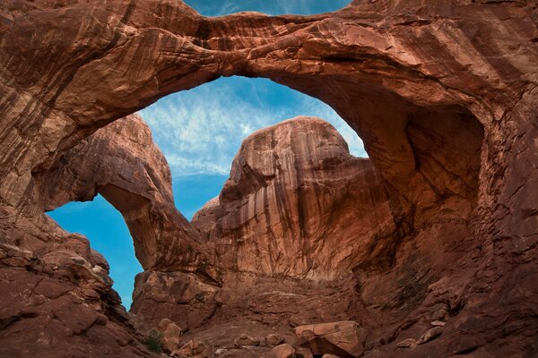 Arches rocheuses avec ciel transparent