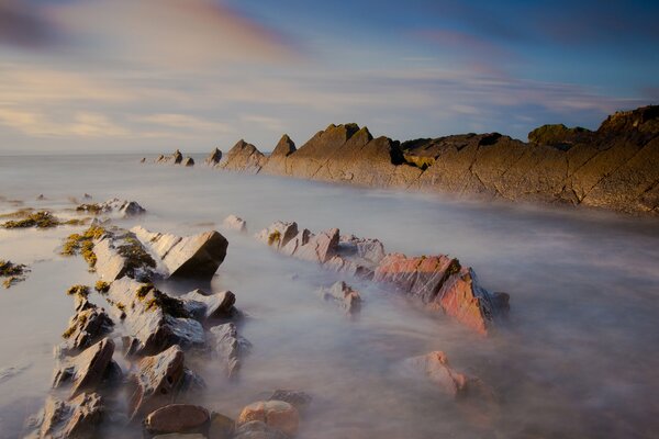 Roches et brouillard. Nature montagneuse