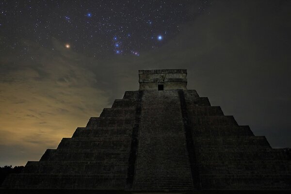 Звезда Оризон у пирамиды Эль Кастилио
