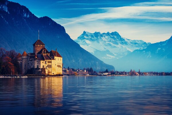 Lac Léman, paysage urbain sur fond de montagnes