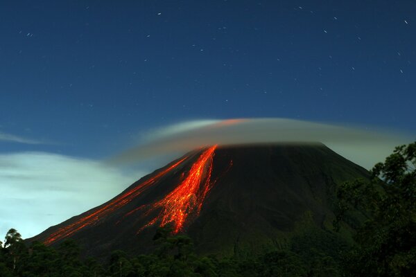 Ein Lava tobender Vulkan mit dunklem Himmel