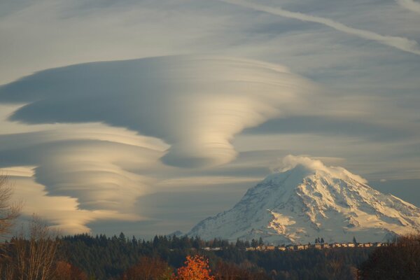 Biconvex clouds over the mountain